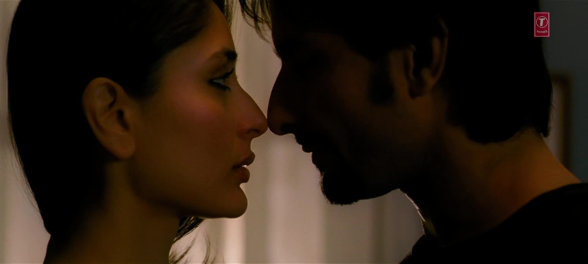 Kareena Smooch Sex In Kurban