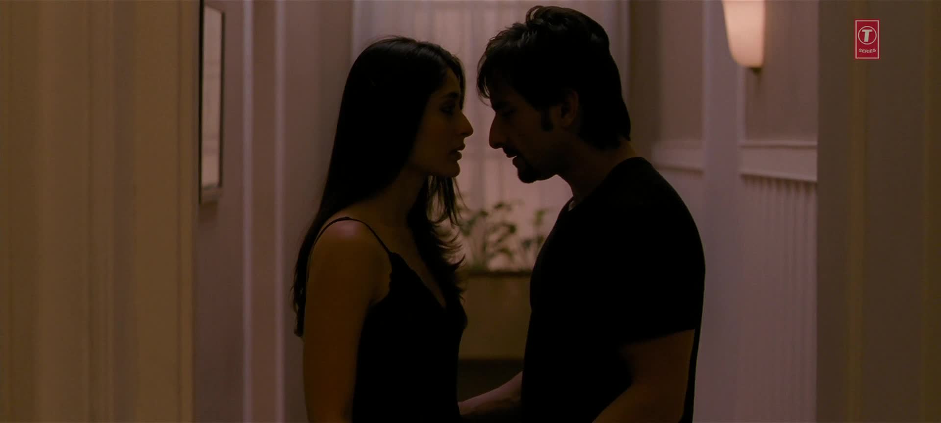 Kareena Smooch Sex In Kurban 03